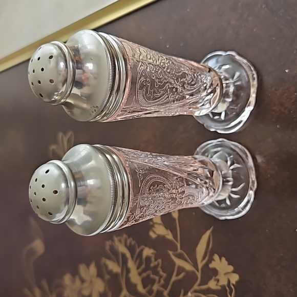 SOLD   Royal Lace Pattern Pink Depression Glass Salt and Pepper Shakers Set - Picture 4 of 9